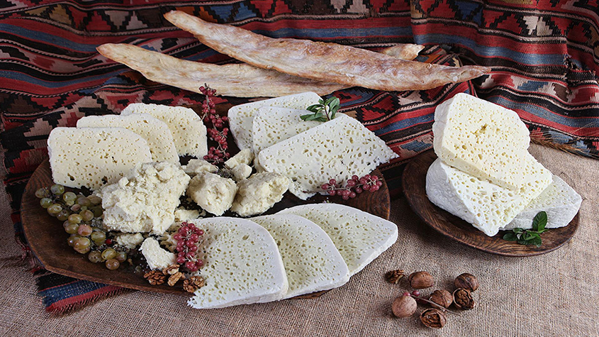 Assiette de fromage avec du pain et des fruits
